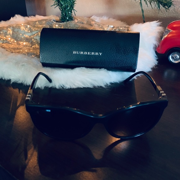 Burberry sun glasses - Picture 1 of 8